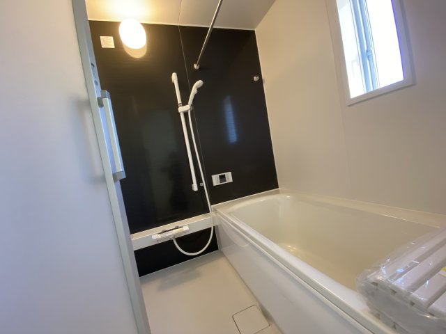 2/23価格変更♪【いわき市小名浜南富岡　第1】　3号棟　※必ずもらえる選べるキャンペーン実施中！の浴室|■□■ユニットバスの写真です■□■　高断熱浴槽なので、温めたお湯の熱を逃がしにくくし、しっかり断熱してくれるので、入浴の時間帯がバラバラでも安心ですね♪