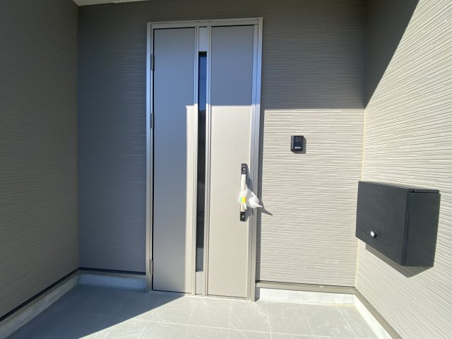 2/23価格変更♪【いわき市小名浜南富岡　第1】　3号棟　※必ずもらえる選べるキャンペーン実施中！の玄関|◆玄関の写真です◆
お洒落な玄関からの外出は気分が良いですね♪　　玄関床タイルは、掃除がしやすく、表面はノンスリップ仕上なので、雨の日 もすべりにくくて安心です。




