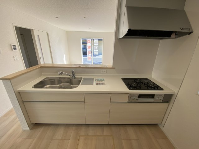 2/23価格変更♪【いわき市小名浜南富岡　第1】　3号棟　※必ずもらえる選べるキャンペーン実施中！のキッチン|■□■キッチンの写真です■□■　システムキッチンは見た目スッキリなのに収納力たっぷりです♪さらに床下収納もありますので、物が多くなりがちなキッチンもスッキリとしていられそうです。