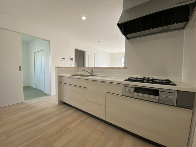 2/23価格変更♪【いわき市小名浜南富岡　第1】　3号棟　※必ずもらえる選べるキャンペーン実施中！のキッチン|■□■キッチンの写真です■□■　家族団らんの時間が増えそうなリビングですね。