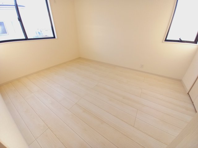 【小名浜大原1期／3号棟】ご成約特典として人気家電プレゼント中です！の洋室|同施工◆居室の写真です◆　日当たり良好の居室は気持ちが良いですね。　家族構成によって色んなアレンジを加えられます♪それぞれにプライベートなスペースを持ち、子どもたちの成長も見守ることができますね。