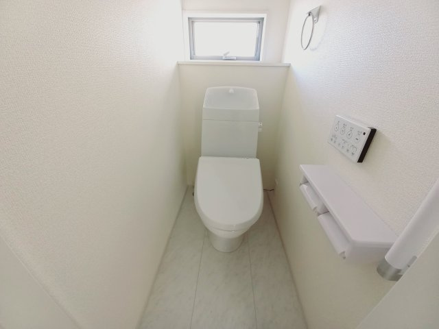 【小名浜大原1期／3号棟】ご成約特典として人気家電プレゼント中です！のトイレ|同施工　◆トイレの写真です◆
便器にフチがないので汚れが隠れて見えない部分がありません。 お手入れがとってもラクラクです♪　一階、二階にそれぞれトイレがございますので、ご家族の多い方でも安心ですね♪
