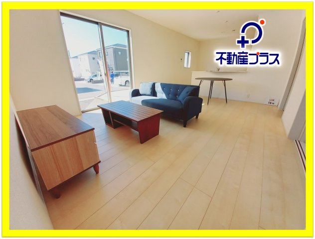 【小名浜大原1期／3号棟】ご成約特典として人気家電プレゼント中です！の居間・リビング|同施工◆リビング写真です◆木の温もりがやさしいフローリングは安らぎをもたらすプライベート空間♪大きな窓のあるリビングは、陽光あふれる明るく居心地も良くご家族皆がゆったり寛げる憩いの空間となりそうです
