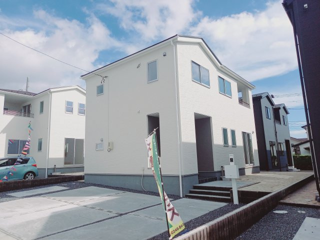 【いわき市平下平窪2期】全5棟／1号棟　平第四小・第一中　デザイナーズ新築！の駐車場|同施工◆カースペースの写真です◆
カースペースが広々としておりますので、急な来客にも対応できますね♪
車を停めていない時はお子様が外で遊ぶスペースとしても活用できそうです。

