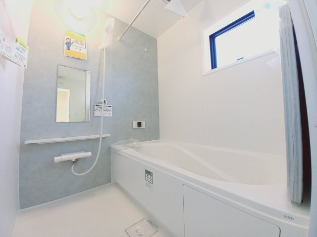 【いわき市平下平窪2期】全5棟／1号棟　平第四小・第一中　デザイナーズ新築！の浴室|同施工◆ユニットバスの写真です◆　毎日の疲れを癒す広々とした浴室は、足を伸ばしてゆっくりとくつろげます♪　好きな音楽を聴いたり、動画を見たり、半身浴をして　自分だけの癒し時間が楽しめますね！