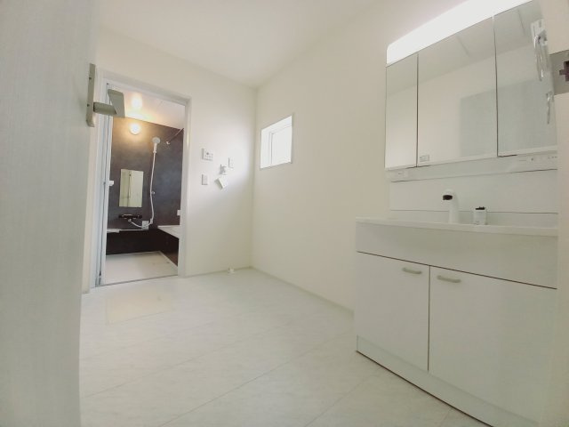 【いわき市平下平窪2期】全5棟／1号棟　平第四小・第一中　デザイナーズ新築！の独立洗面台|同施工◆洗面所の写真です◆清潔感のある、使い勝手の良い洗面台は、朝が気持ちよく迎えられそうです。三面の鏡をすべて使い、収納スペースをしっかり確保してあるので、歯ブラシなどの収納に便利ですね♪


