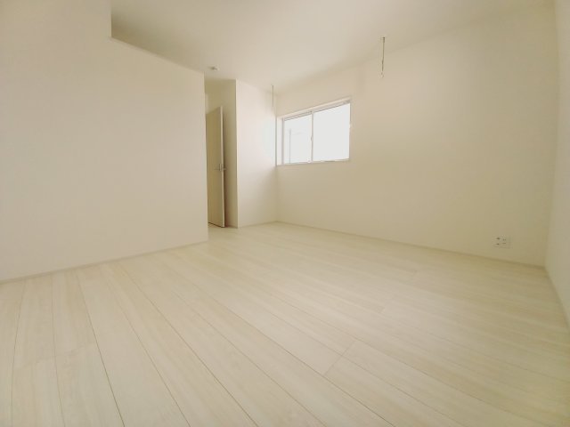 【いわき市平下平窪2期】全5棟／1号棟　平第四小・第一中　デザイナーズ新築！の洋室|同施工◆居室の写真です◆　木の温もりがナチュラルでくつろげる空間ですね♪　子供部屋としても、寝室としても、どんなインテリアにしようか…選ぶ楽しみが増えますね♪

