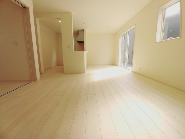 【いわき市平下平窪2期】全5棟／1号棟　平第四小・第一中　デザイナーズ新築！の居間・リビング|同施工◆リビングの写真です◆木の温もりがやさしいフローリングは安らぎをもたらすプライベート空間♪大きな窓のあるリビングは、陽光あふれる明るく居心地も良くご家族皆がゆったり寛げる憩いの空間となりそうです