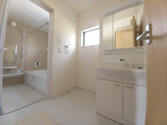 ☆新築デザイナーズ分譲　【いわき市平南白土　全６棟】　4号棟の独立洗面台|同施工◆洗面所の写真です◆　洗面台は朝をすっきりさせてくれる空間としては大切な空間です。バタバタしている忙しい朝でも収納が多い洗面台では短い時間で効率良く支度ができます。