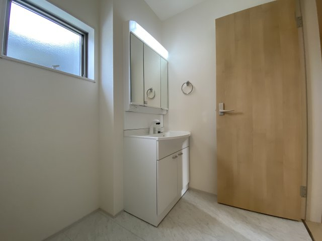 ☆新築デザイナーズ分譲　【いわき市平南白土　全６棟】　4号棟の独立洗面台|同施工　◆洗面所の写真です◆　洗面台は朝をすっきりさせてくれる空間としては大切な空間です。バタバタしている忙しい朝でも収納が多い洗面台では短い時間で効率良く支度ができます。

