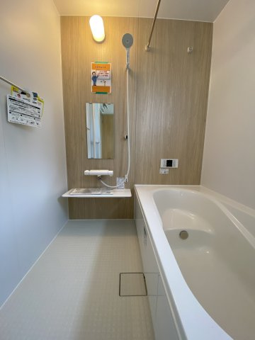 ☆新築デザイナーズ分譲　【いわき市平南白土　全６棟】　4号棟の浴室|同施工　◆ユニットバスの写真です◆　バリアフリー設計なので、小さなお子様からご年配の方まで安心して入浴することができます。　ご家族それぞれの生活リズムに合わせて、いつでも温かいお風呂に入れます。

