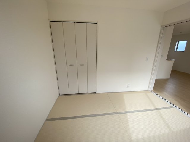 ☆新築デザイナーズ分譲　【いわき市平南白土　全６棟】　4号棟の和室|同施工　◆収納スペースの写真です◆　十分な広さがあるので収納には困りませんね♪　お手持ちの衣類ケースなども置ける大空間で、寝室がスッキリ使えます。