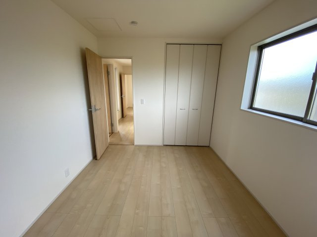 ☆新築デザイナーズ分譲　【いわき市平南白土　全６棟】　4号棟の洋室|同施工◆居室の写真です◆　柔らかい陽光が差し込む明るいお部屋を演出☆　使い勝手の良い間取りなので、ご家族の状況の変化にも耐えられますね。