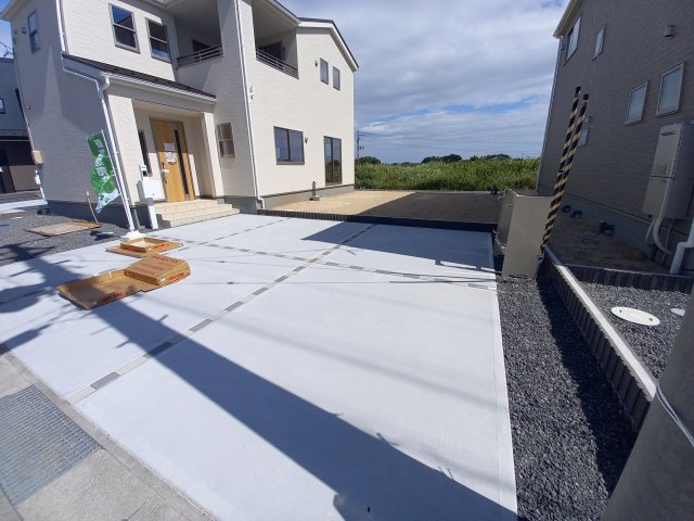 ☆新築デザイナーズ分譲　【いわき市平南白土　全６棟】　4号棟の駐車場|同施工　◆カースペースの写真です◆
陽当りの良い駐車場は週末の洗車も快適です♪お車の他にも、自転車をとめられそうなスペースもございます。
