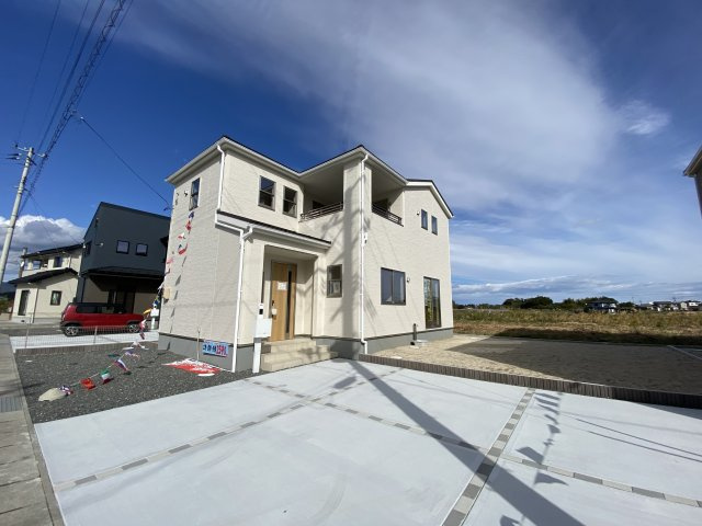 ☆新築デザイナーズ分譲　【いわき市平南白土　全６棟】　4号棟の前面道路含む現地写真|同施工◆外観の写真です◆　
暮らしやすさに配慮したゆとりある住空間です♪　人気のデザイナーズ物件で気分が上がりますね♪（＾＾）/
