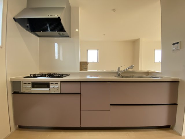 ☆新築デザイナーズ分譲　【いわき市平南白土　全６棟】　4号棟のキッチン|同施工◆キッチンの写真です◆　デザイン性と機能性を兼ね備えたキッチンです。　収納力も大満足◎　対面式キッチンは、家族の会話が途切れませんね♪


