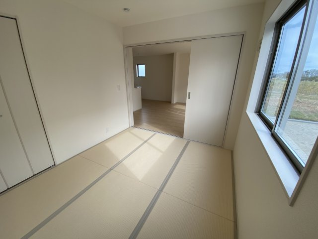 ☆新築デザイナーズ分譲　【いわき市平南白土　全６棟】　4号棟の和室|同施工◆和室の写真です◆　お泊りに来た親戚や来客時、ちょっと横になりたい時にあると便利です♪　和の雰囲気が心を落ち着かせてくれますね♪
