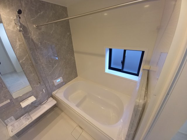 ◇内郷高坂町　2期　自慢したくなる、ハイセンスなデザイン♪　◇の浴室|◆ユニットバスの写真です◆　一日の疲れを癒してくれそうですね♪
浴室は汚れにくくお掃除のしやすい工夫が凝らされています。
億劫な日々のお掃除もラクラクにしてくれます。

