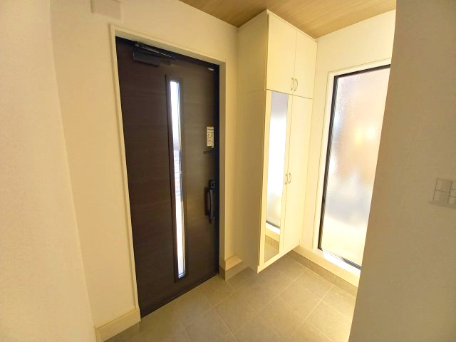 ◇内郷高坂町　2期　自慢したくなる、ハイセンスなデザイン♪　◇の玄関|◆玄関の写真です◆
広々玄関で人の出入りが楽！　シューズボックスは収納力たっぷりで、整理整頓も楽ちんですね。お洒落な玄関はお客様からも喜んでいただけそうです！！
