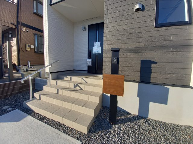 ◇内郷高坂町　2期　自慢したくなる、ハイセンスなデザイン♪　◇の玄関|落ち着いた玄関です