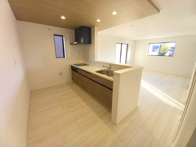 ◇内郷高坂町　2期　自慢したくなる、ハイセンスなデザイン♪　◇のキッチン|選べる家電プレゼントキャンペーン実施中です♪
あると嬉しい家電が揃っています！さらにお選び頂いた商品にプラスして「美味しいパンが焼けるアラジンのトースター」をお付けします！期間限定(^^♪