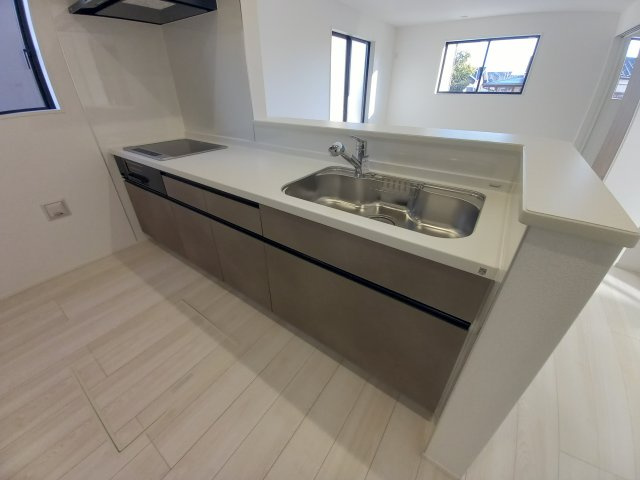 ◇内郷高坂町　2期　自慢したくなる、ハイセンスなデザイン♪　◇のキッチン|◆キッチンの写真です◆　目の前にリビングが広がる対面キッチンを採用、キッチンからリビング全体を見渡せる子育て中のご家族にも嬉しい造りです！