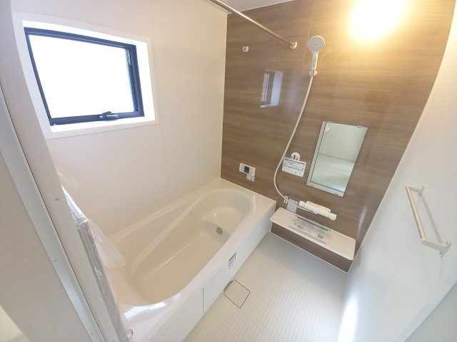 【いわき市泉玉露１丁目／2号棟】　◆◆必ずもらえる！選べる！キャンペーン実施中♪◆◆の浴室|◆ユニットバスの写真です◆　毎日の疲れを癒す広々とした浴室は、足を伸ばしてゆっくりとくつろげます♪　好きな音楽を聴いたり、動画を見たり、半身浴をして　自分だけの癒し時間が楽しめますね！

