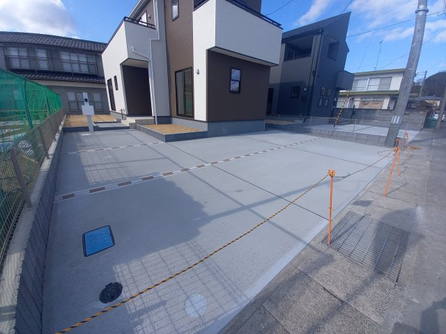 【いわき市泉玉露１丁目／2号棟】　◆◆必ずもらえる！選べる！キャンペーン実施中♪◆◆の駐車場|◆カースペースの写真です◆
陽当りの良い駐車場は週末の洗車も快適です♪お車の他にも、自転車をとめられそうなスペースもございます。
