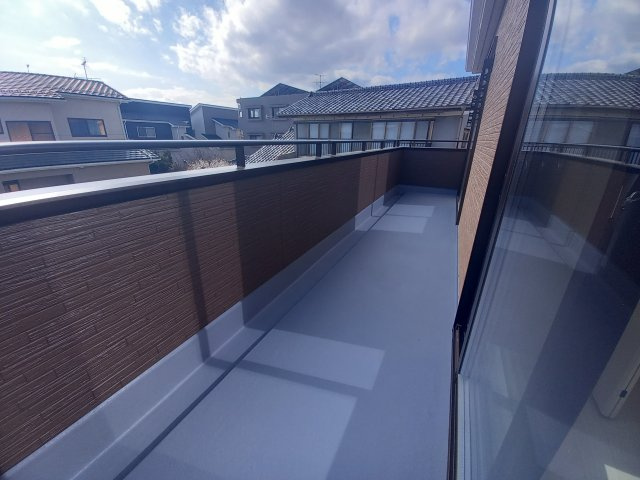 【いわき市泉玉露１丁目／2号棟】　◆◆必ずもらえる！選べる！キャンペーン実施中♪◆◆のバルコニー|◆バルコニーの写真です◆　お布団なども充分に干せる広さがございます。　共働きのご家族でも天気を気にせず洗濯物を干せます。

