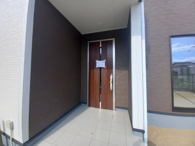 【いわき市泉玉露１丁目／2号棟】　◆◆必ずもらえる！選べる！キャンペーン実施中♪◆◆の玄関|同施工◆玄関の写真です◆
玄関の写真です。断熱玄関ドアなので、冷気や暖気の侵入や流出を抑えてくれます。
お洒落で明るい玄関は、お客様にも喜ばれそうです♪♪

