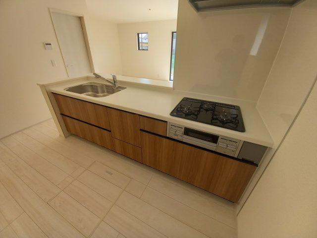 【いわき市泉玉露１丁目／2号棟】　◆◆必ずもらえる！選べる！キャンペーン実施中♪◆◆のキッチン|同施工◆キッチンの写真です◆
料理好きな人必見♪キッチンスペース広々！
対面式キッチンですので、お食事の準備をしながらご家族との会話を楽しめます☆
