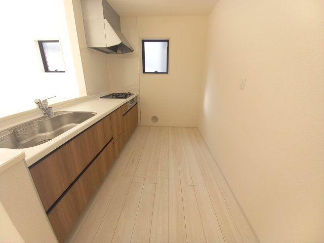 【いわき市泉玉露１丁目／2号棟】　◆◆必ずもらえる！選べる！キャンペーン実施中♪◆◆のその他|同施工◆キッチンの写真です◆　とにかくものが多くなりがちなキッチン空間。システムキッチンは見た目スッキリなのに収納力たっぷりです♪さらに床下収納もあります。

