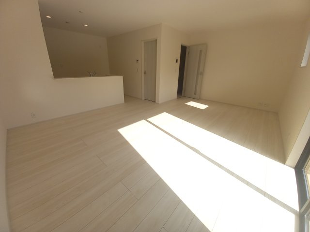 【いわき市泉玉露１丁目／2号棟】　◆◆必ずもらえる！選べる！キャンペーン実施中♪◆◆の居間・リビング|◆リビングの写真です◆木の温もりがやさしいフローリングは安らぎをもたらすプライベート空間♪大きな窓のあるリビングは、陽光あふれる明るく居心地も良くご家族皆がゆったり寛げる憩いの空間となりそうです