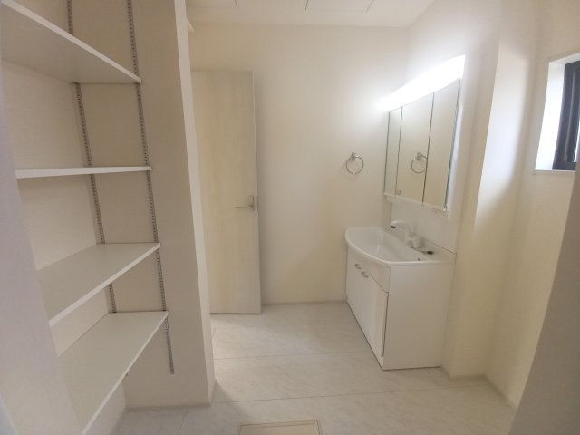 【いわき市泉玉露１丁目／2号棟】　◆◆必ずもらえる！選べる！キャンペーン実施中♪◆◆の独立洗面台|◆洗面所の写真です◆清潔感のある、使い勝手の良い洗面台は、朝が気持ちよく迎えられそうです。三面の鏡をすべて使い、収納スペースをしっかり確保してあるので、歯ブラシなどの収納に便利ですね♪


