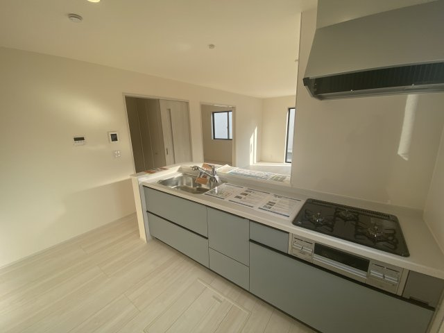 ☆新築デザイナーズ分譲　【いわき市鹿島町久保第2　全3棟】　2号棟のキッチン|同施工◆キッチンの写真です◆
キッチンは対面式を採用♪
リビングで寛ぐ家族の様子が見えるから、小さなお子様がいらっしゃる方は、安心してお料理出来ますね。


