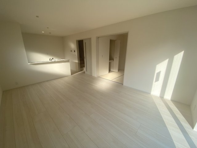 ☆新築デザイナーズ分譲　【いわき市鹿島町久保第2　全3棟】　2号棟の居間・リビング|同施工◆ゆったり過ごせる居間です