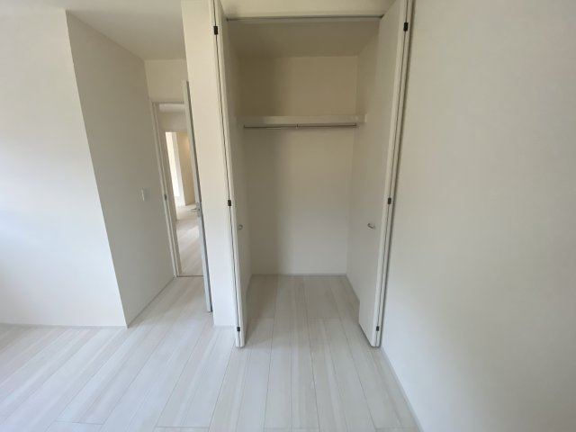 ☆新築デザイナーズ分譲　【いわき市鹿島町久保第2　全3棟】　2号棟の収納|同施工　◆収納スペースの写真です◆　十分な広さがあるので収納には困りませんね♪　お手持ちの衣類ケースなども置ける大空間で、寝室がスッキリ使えます。