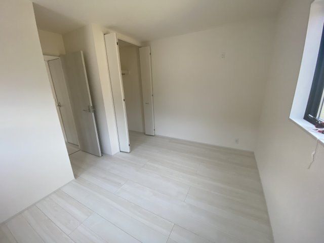 ☆新築デザイナーズ分譲　【いわき市鹿島町久保第2　全3棟】　2号棟の洋室|同施工◆居室の写真です◆　柔らかい陽光が差し込む明るいお部屋を演出☆　使い勝手の良い間取りなので、ご家族の状況の変化にも耐えられますね。