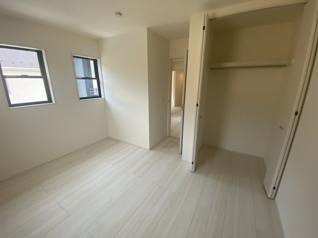 ☆新築デザイナーズ分譲　【いわき市鹿島町久保第2　全3棟】　2号棟の洋室|同施工◆居室の写真です◆　日当たり良好の居室は気持ちが良いですね。　家族構成によって色んなアレンジを加えられます♪それぞれにプライベートなスペースを持ち、子どもたちの成長も見守ることができますね。