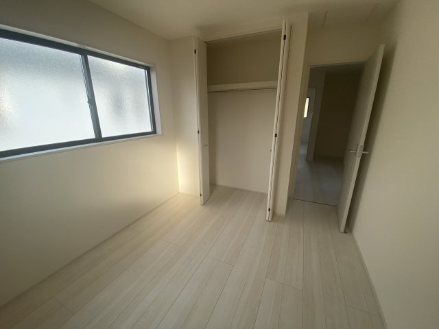 ☆新築デザイナーズ分譲　【いわき市鹿島町久保第2　全3棟】　2号棟の洋室|同施工　◆居室の写真です◆　充分な広さの収納を備え、採光良好な洋室は、快適空間。プライベートの時間もゆったりお寛ぎ頂けそうです。

