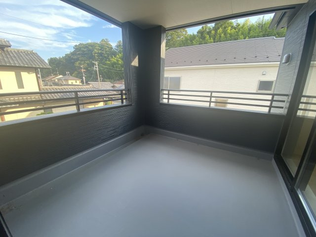 ☆新築デザイナーズ分譲　【いわき市鹿島町久保第2　全3棟】　2号棟のバルコニー|同施工◆バルコニーの写真です◆　
洗濯物から布団まで一度にたくさん干せて便利です♪
眺めのよいバルコニーで、あなただけのリラックスタイムを☆