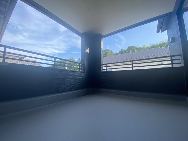 ☆新築デザイナーズ分譲　【いわき市鹿島町久保第2　全3棟】　2号棟のバルコニー|同施工◆バルコニーの写真です◆　お布団など大きいものも、充分に干せる広さがございます。人気のベランピングも楽しめる広さ！自宅のアウトドア空間でゆったり過ごせます。