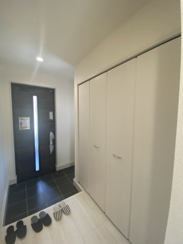 ☆新築デザイナーズ分譲　【いわき市鹿島町久保第2　全3棟】　2号棟の玄関|同施工◆玄関の写真です◆
広々玄関で人の出入りが楽！　シューズボックスは収納力たっぷりで、整理整頓も楽ちんですね。お洒落な玄関はお客様からも喜んでいただけそうです！！