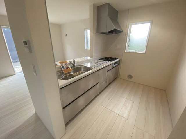 ☆新築デザイナーズ分譲　【いわき市鹿島町久保第2　全3棟】　2号棟のキッチン|同施工◆キッチンの写真です◆　デザイン性と機能性を兼ね備えたキッチンです。　収納力も大満足◎　対面式キッチンは、家族の会話が途切れませんね♪


