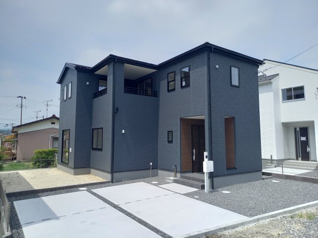 ☆新築デザイナーズ分譲　【いわき市鹿島町久保第2　全3棟】　2号棟の前面道路含む現地写真|同施工◆外観の写真です◆　
暮らしやすさに配慮したゆとりある住空間です♪　人気のデザイナーズ物件で気分が上がりますね♪（＾＾）/