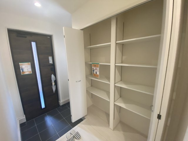 ☆新築デザイナーズ分譲　【いわき市鹿島町久保第2　全3棟】　2号棟の玄関|同施工◆きれいな玄関です