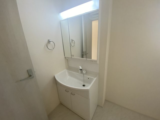 ☆新築デザイナーズ分譲　【いわき市鹿島町久保第2　全3棟】　2号棟の独立洗面台|同施工◆洗面所の写真です◆　ミラー裏に収納棚を設け、細やかな洗面道具もスッキリ収納できます♪

