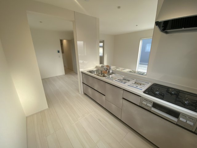 ☆新築デザイナーズ分譲　【いわき市鹿島町久保第2　全3棟】　1号棟のキッチン|同施工◆キッチンの写真です◆
キッチンは対面式を採用♪
リビングで寛ぐ家族の様子が見えるから、小さなお子様がいらっしゃる方は、安心してお料理出来ますね。


