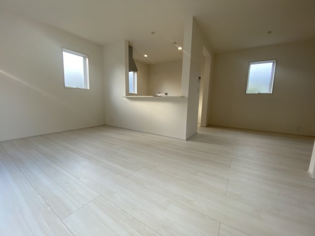 ☆新築デザイナーズ分譲　【いわき市鹿島町久保第2　全3棟】　1号棟の居間・リビング|同施工◆おしゃれなリビングです