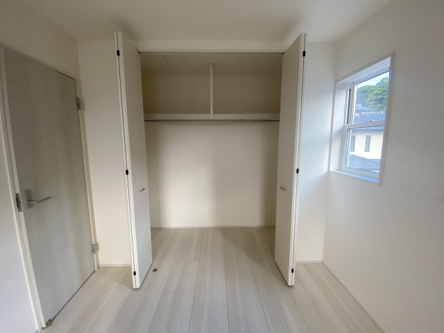 ☆新築デザイナーズ分譲　【いわき市鹿島町久保第2　全3棟】　1号棟の収納|同施工　◆収納スペースの写真です◆　十分な広さがあるので収納には困りませんね♪　お手持ちの衣類ケースなども置ける大空間で、寝室がスッキリ使えます。
